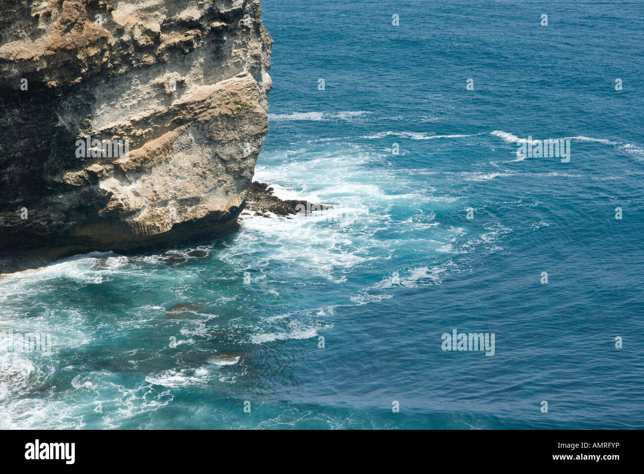 Felsige Küste des Ozeans Bali Indonesien Stockfoto