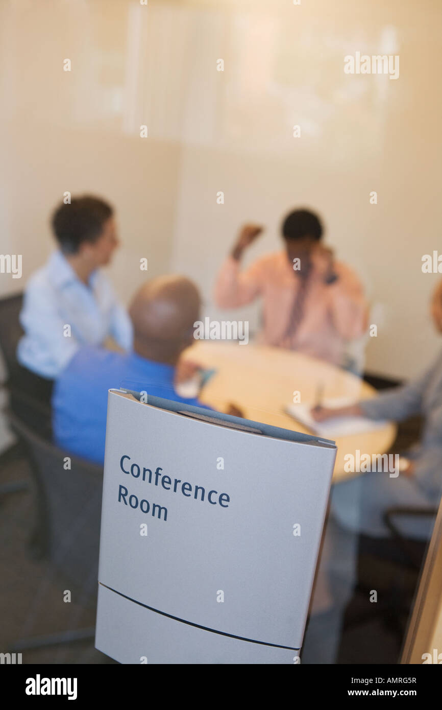 Geschäftsleute auf Tagung im Konferenzraum Stockfoto