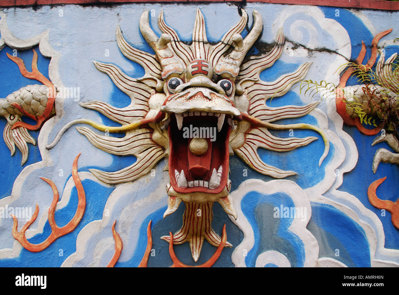 Chinesischer Drache mit Kugel im Mund Stockfoto