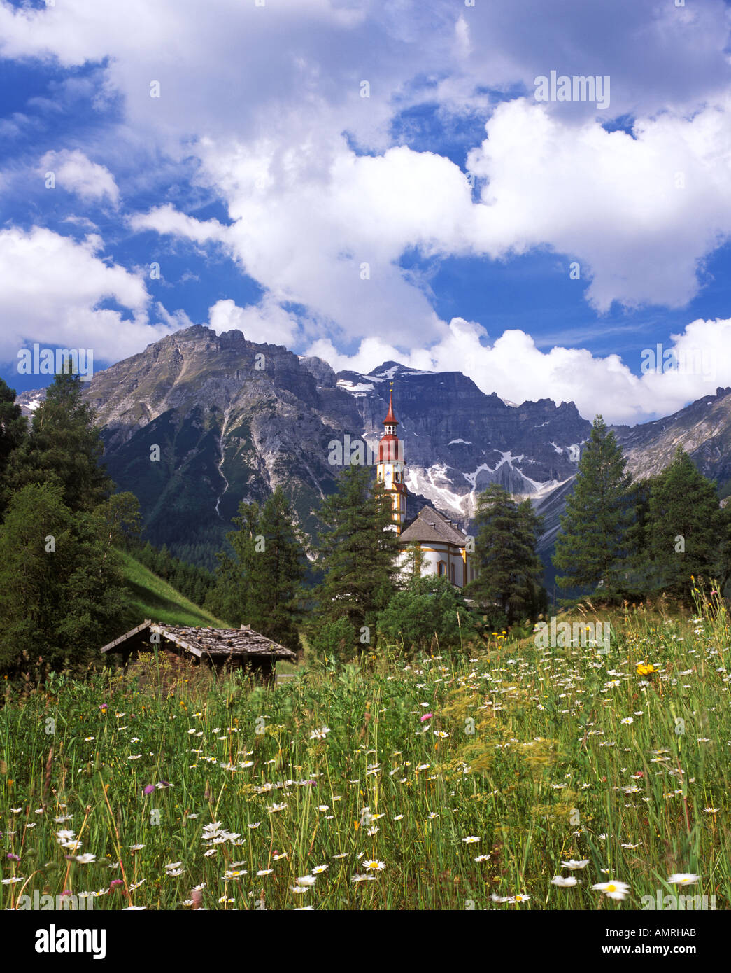 Obernberger Tal Seitental des Wipptal Tirol Österreich Abendkonzerte St Nikolaus Vor Kleinem Tribulaun Und Schwarzer Wandspitze Stockfoto