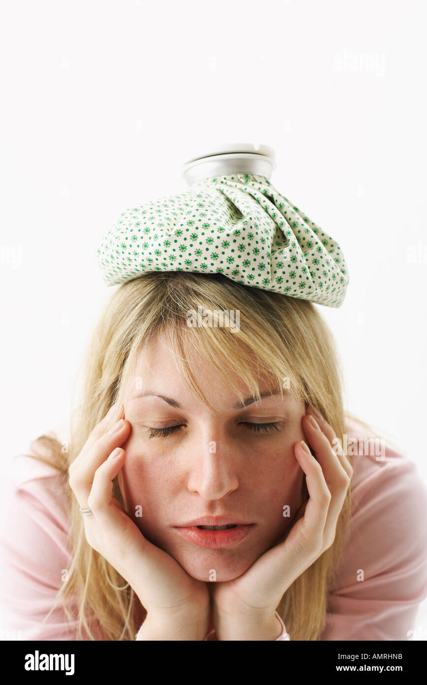 Frau mit Eisbeutel am Kopf Stockfotografie - Alamy