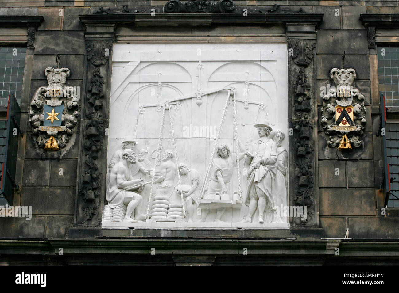 Käse mit einem Gewicht von Haus Gouda-Niederlande-Europa Stockfoto