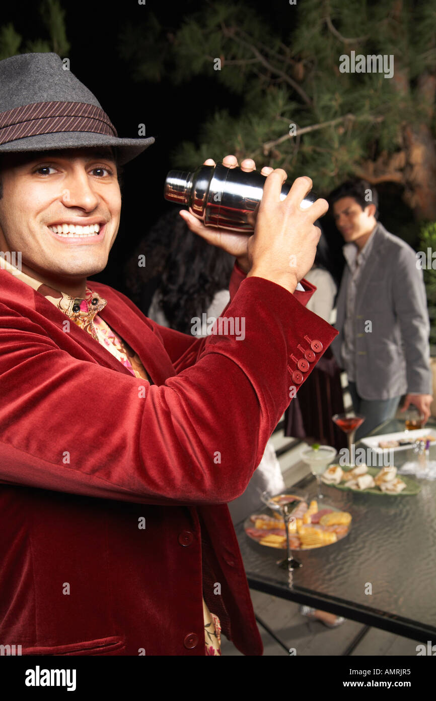 Mann, die Zubereitung von Getränken Stockfoto