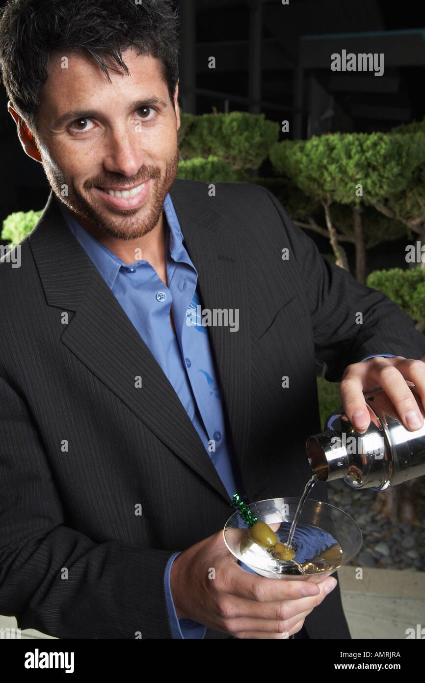 Man gießt Martini Stockfoto