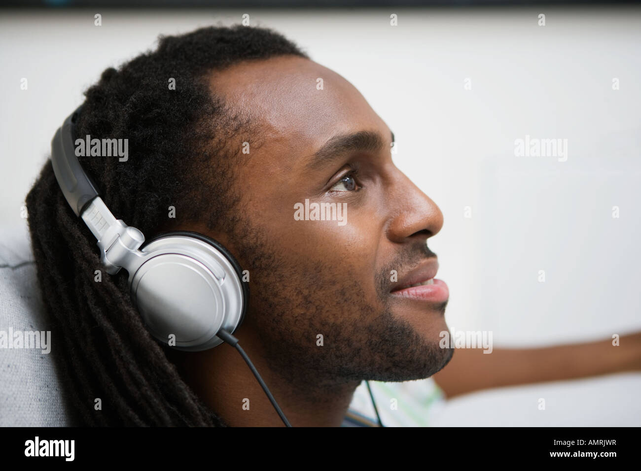 Afrikanischer Mann Kopfhörer anhören Stockfoto