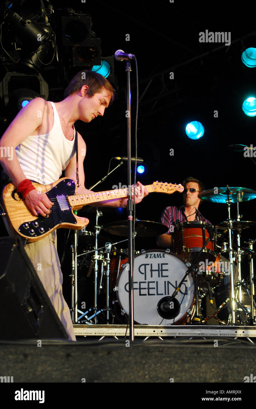 Sänger und Gitarrist Dan Gillespie verkauft und Schlagzeuger Paul Stewart von The Feeling auf der Bühne die Wychwood Festival 2006 Stockfoto