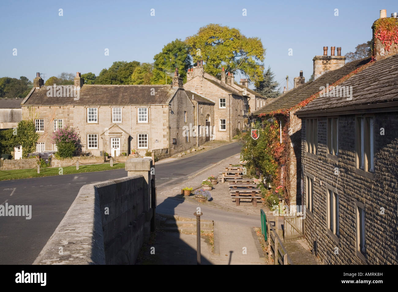 Traditionellen Steinhäusern mit Red Lion Hotel im malerischen Dorf in Yorkshire Dales National Park. Burnsall Wharfedale Yorkshire England UK Stockfoto