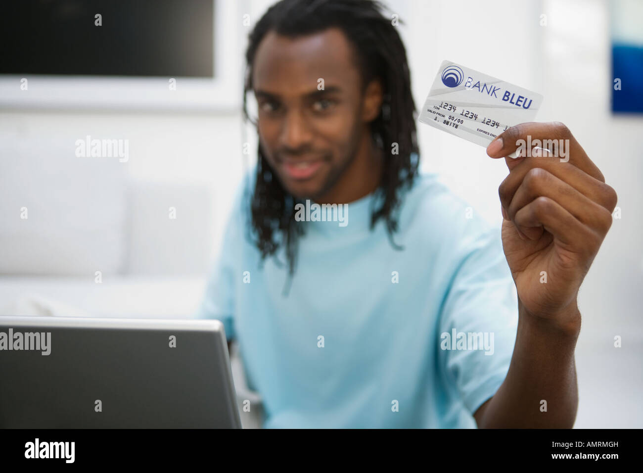 Afrikanischer Mann Betrieb Kreditkarte Stockfoto