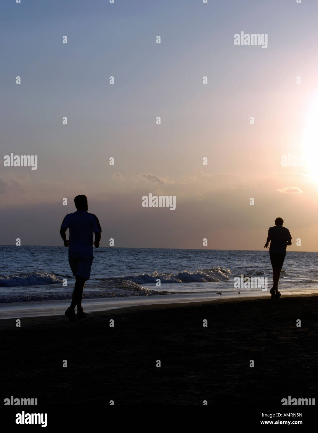 Am Abend joggen am Strand Stockfoto