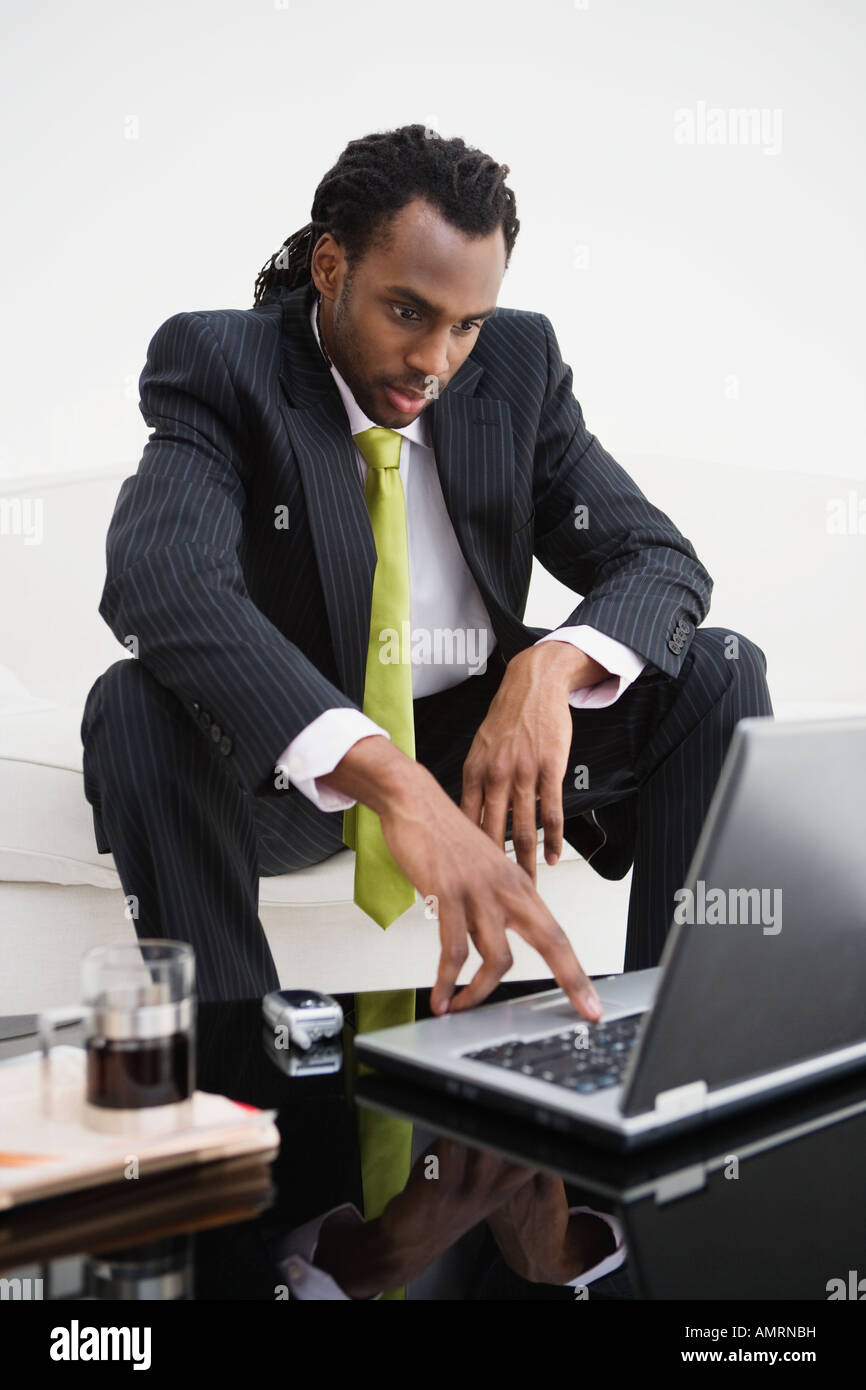 Afrikanischen Geschäftsmann Blick auf laptop Stockfoto