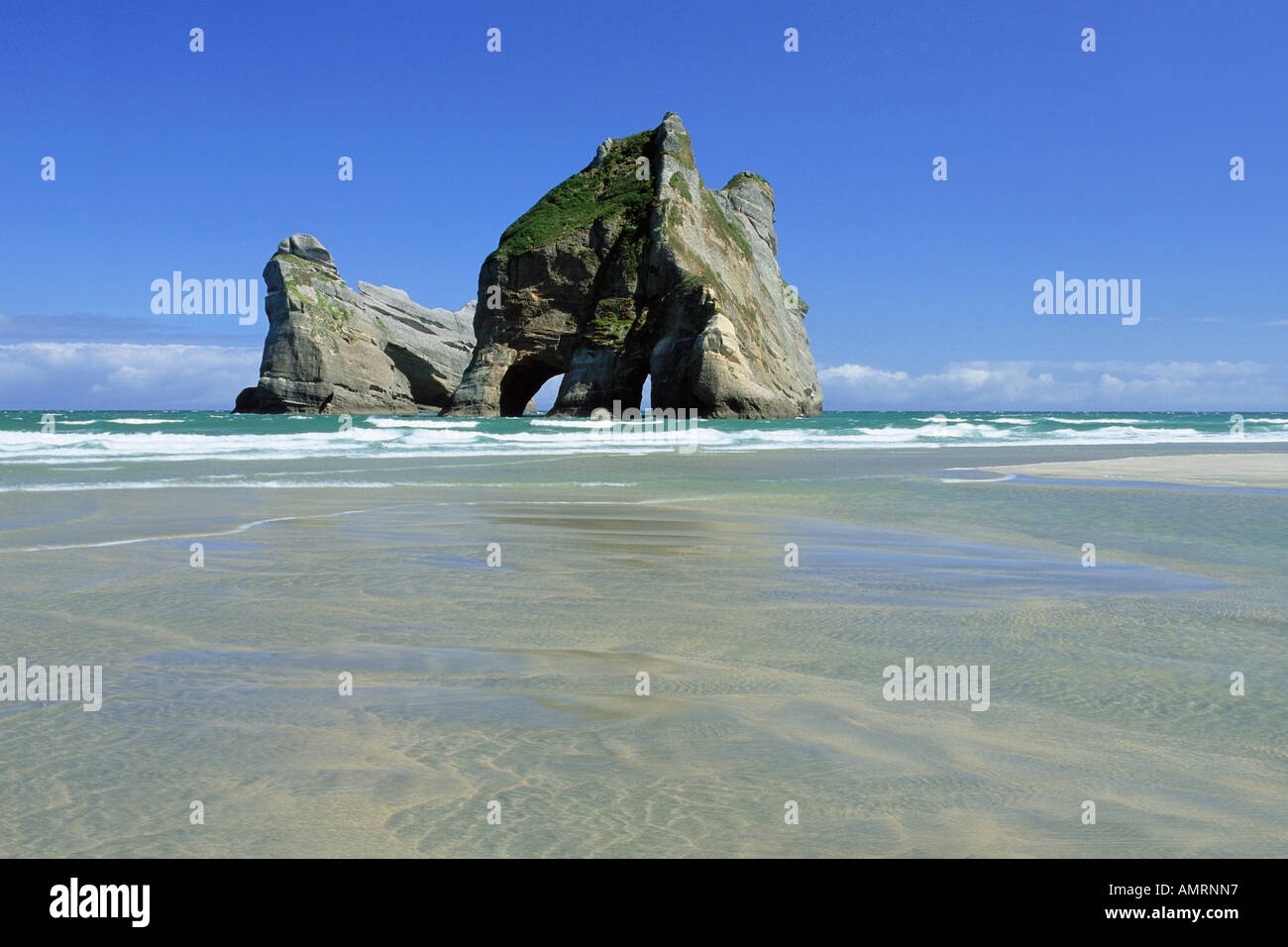Torbogen Insel Wharariki Beach, Golden Bay, Abschied von spucken, Cape Farewell, Südinsel, Neuseeland Stockfoto