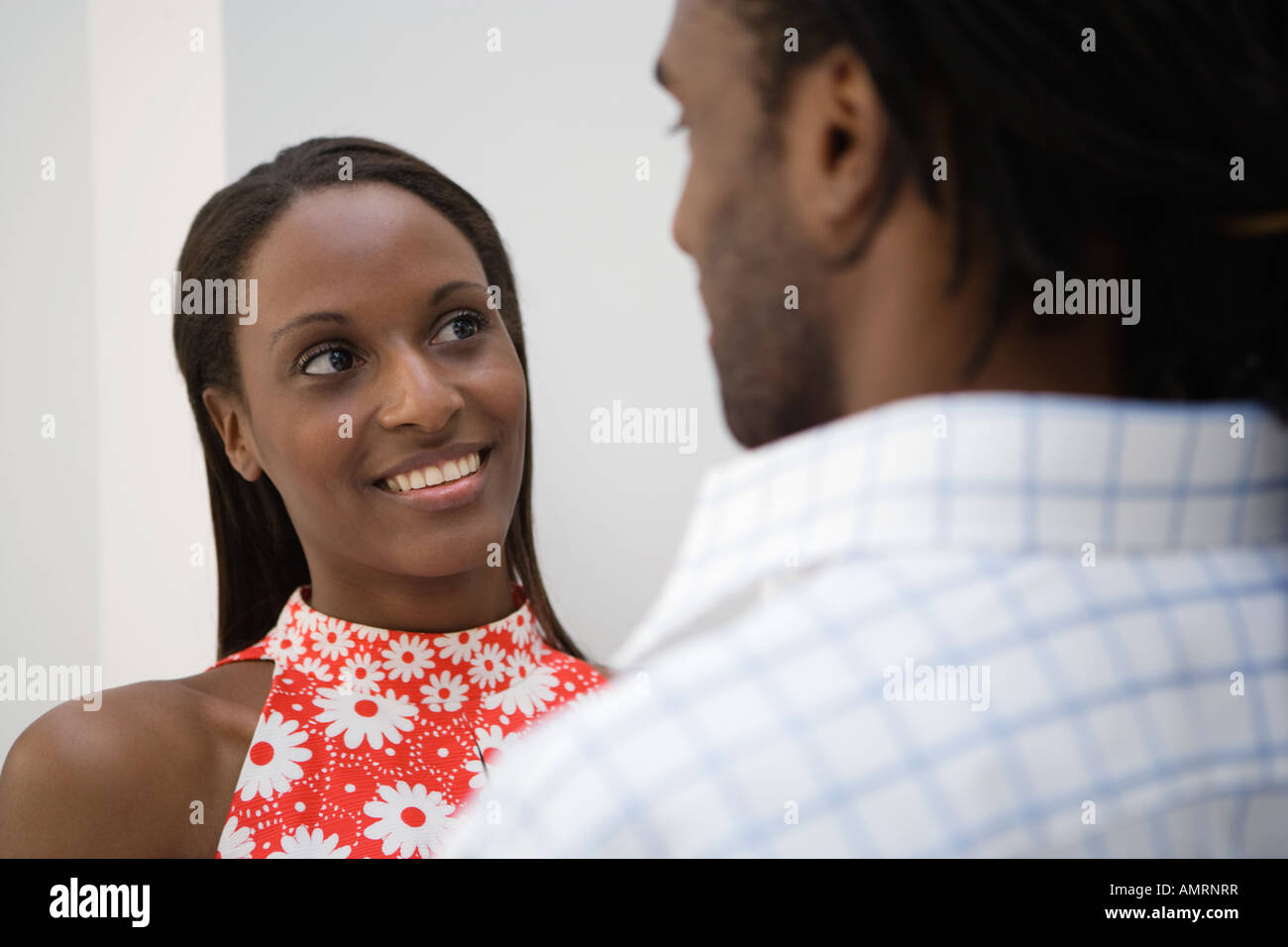 Afrikanischer Mann lächelnd an Freundin Stockfoto