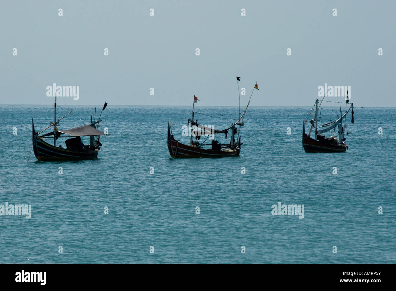 Drei Angelboote/Fischerboote in einer Zeile Jimbaran Bay-Bali-Indonesien Stockfoto