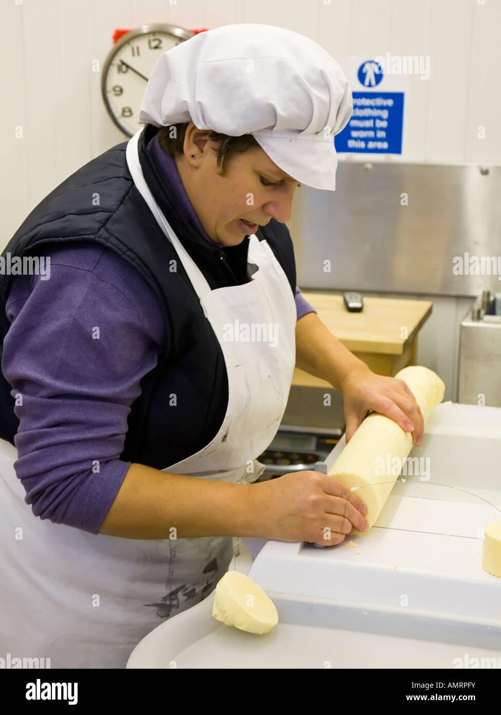Frau Schnitt Käse für Spezialist Käse Packaging UK Stockfoto