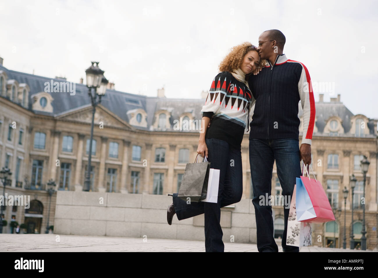 African paar Einkaufstaschen tragen Stockfoto
