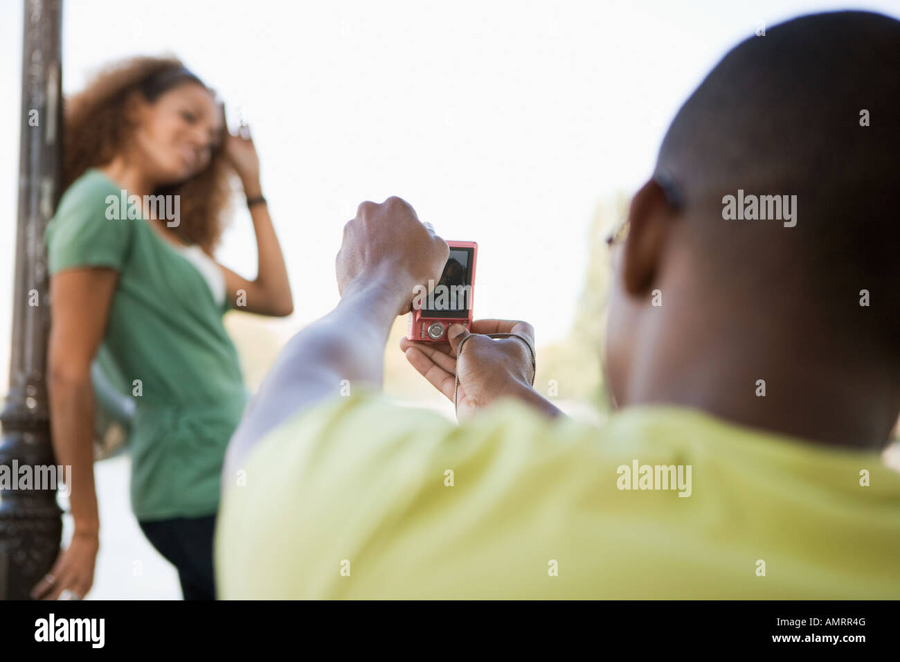 Afrikanischer Mann nehmen Foto Freundin Stockfoto