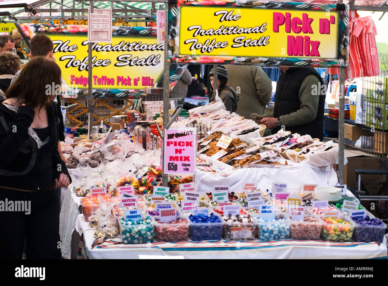 Der traditionelle Toffee-Stall in England Stockfoto