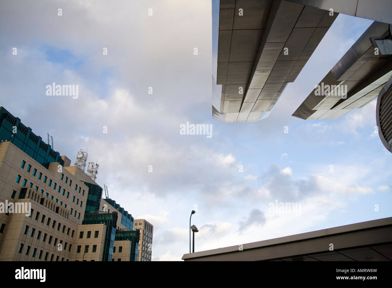 Das Hauptquartier des MI6 (Special Security Services) in London UK umrahmt von Vauxhall-bus Bahnhof Architektur Stockfoto