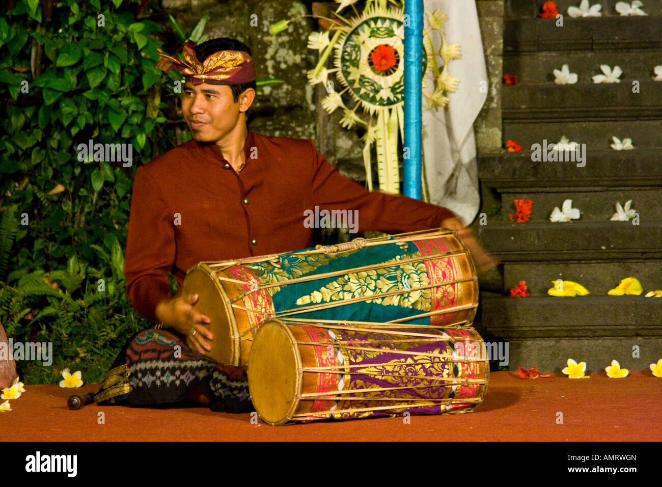 Man spielt Gamelan Trommeln Ubud Palast Bali Indonesien Stockfoto