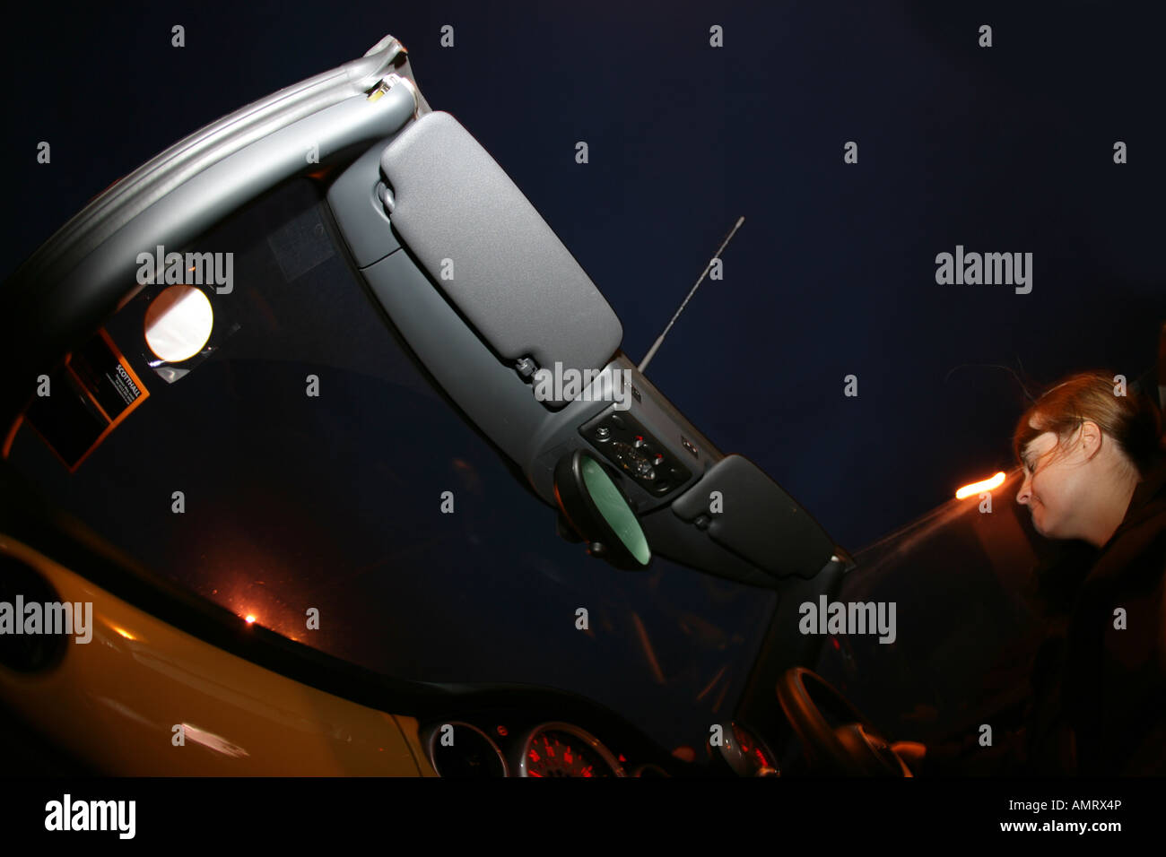 Fahrer des Mini bei Nacht Stockfoto