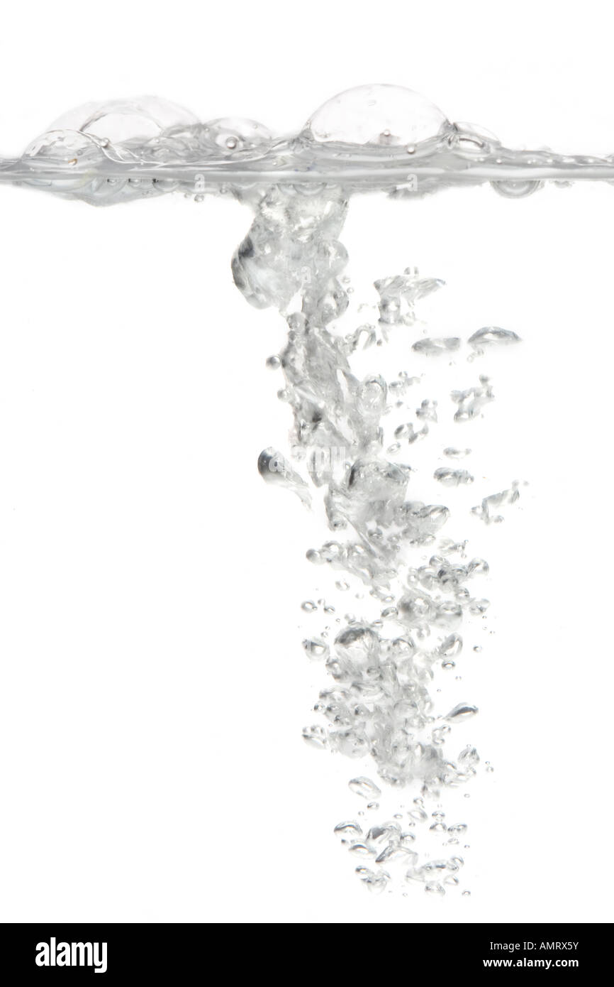 Spritzwasser ins Wasser Bläschen zu schaffen Stockfoto