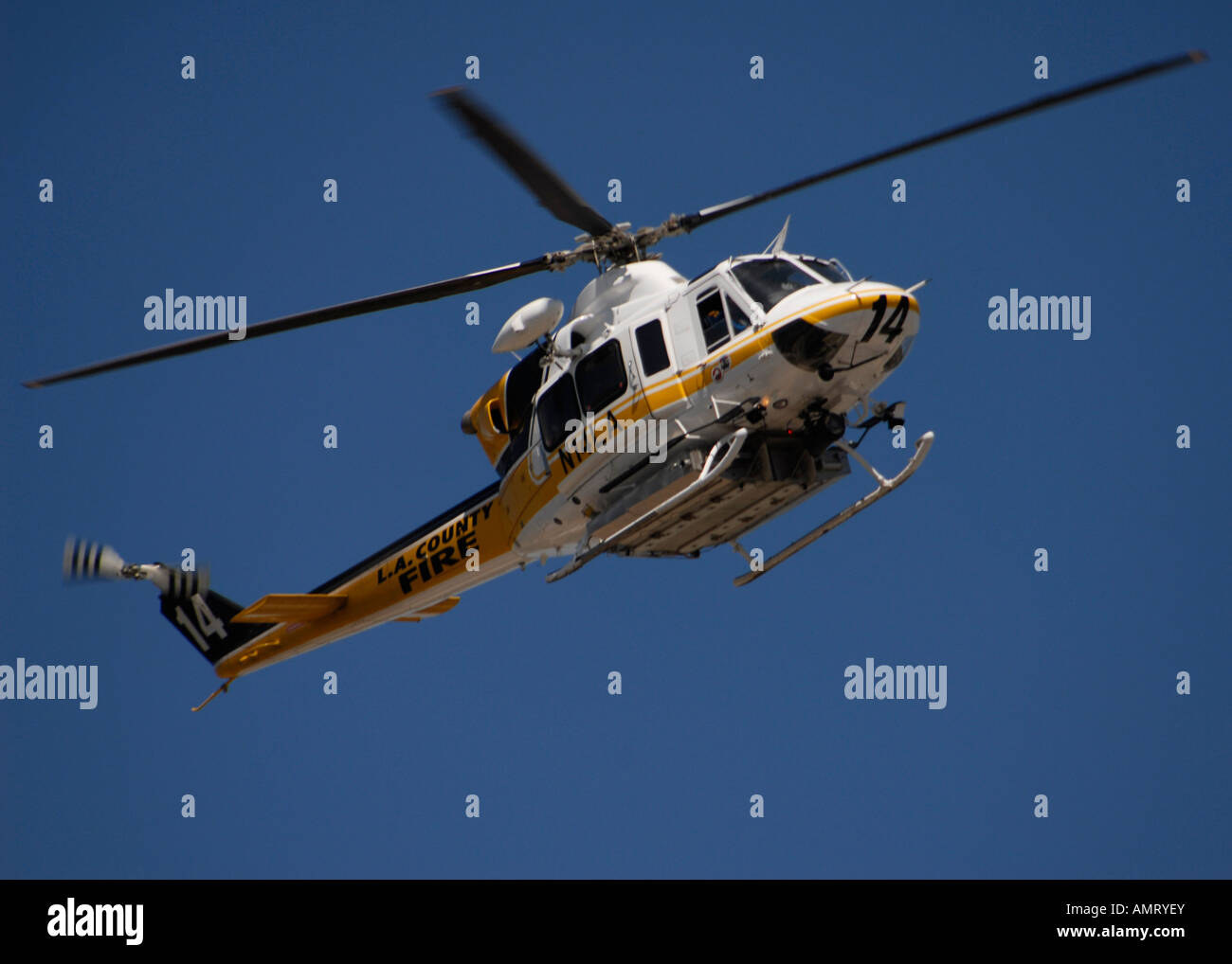 Ein LA County Fire Helicopter im Flug, California. Stockfoto