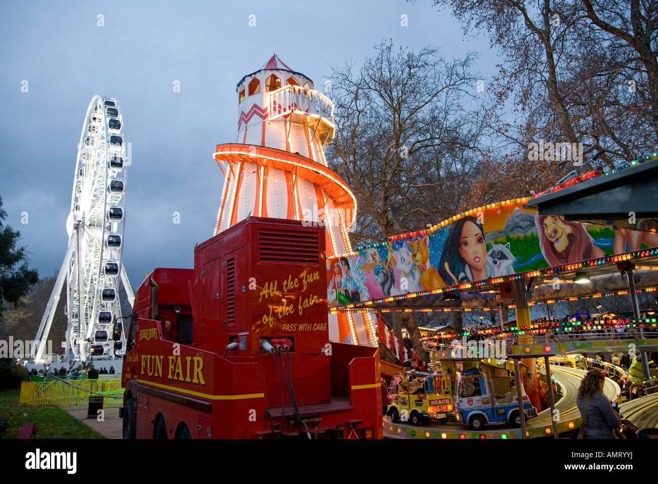 Riesenrad und Kirmes im Hyde Park London UK - Winter-Wunderland in der Abenddämmerung Stockfoto