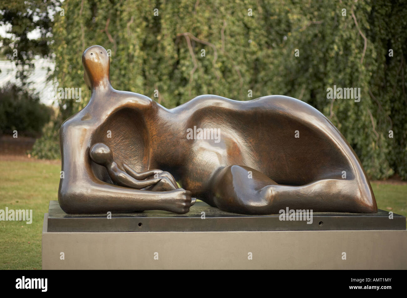 Henry Moore Skulpturen drapiert liegende Mutter & Baby 1983 Stockfoto