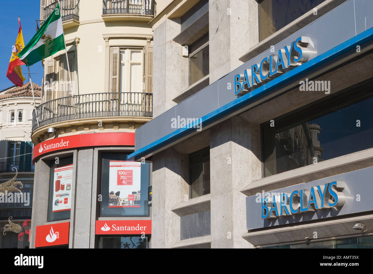 Malaga Costa del Sol Spanien Santander und Barclays Bank Gebäude in der Calle Larios Stockfoto