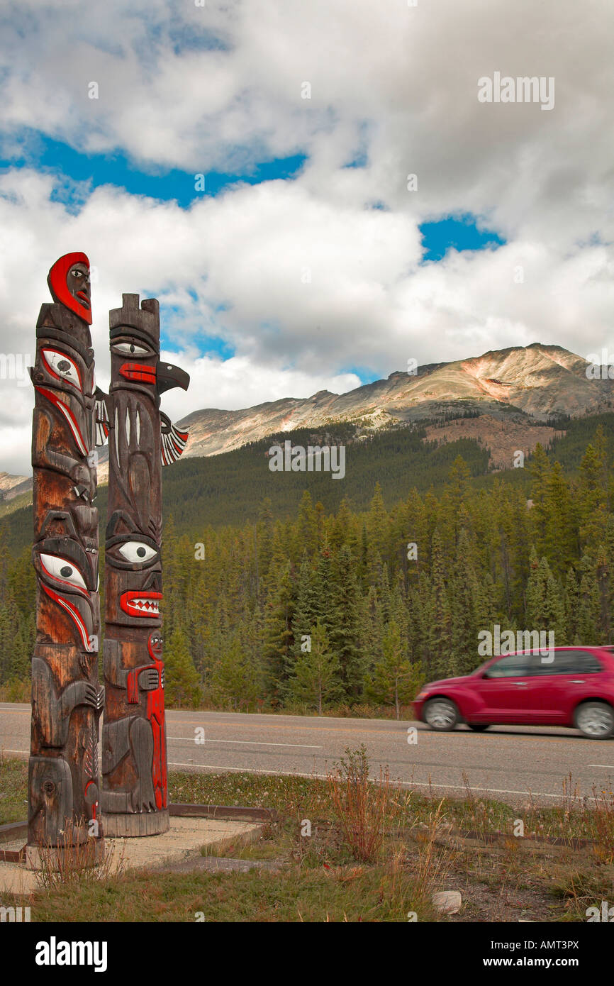 Totem-Säulen das rote Auto auf der Autobahn in Bergen Stockfoto