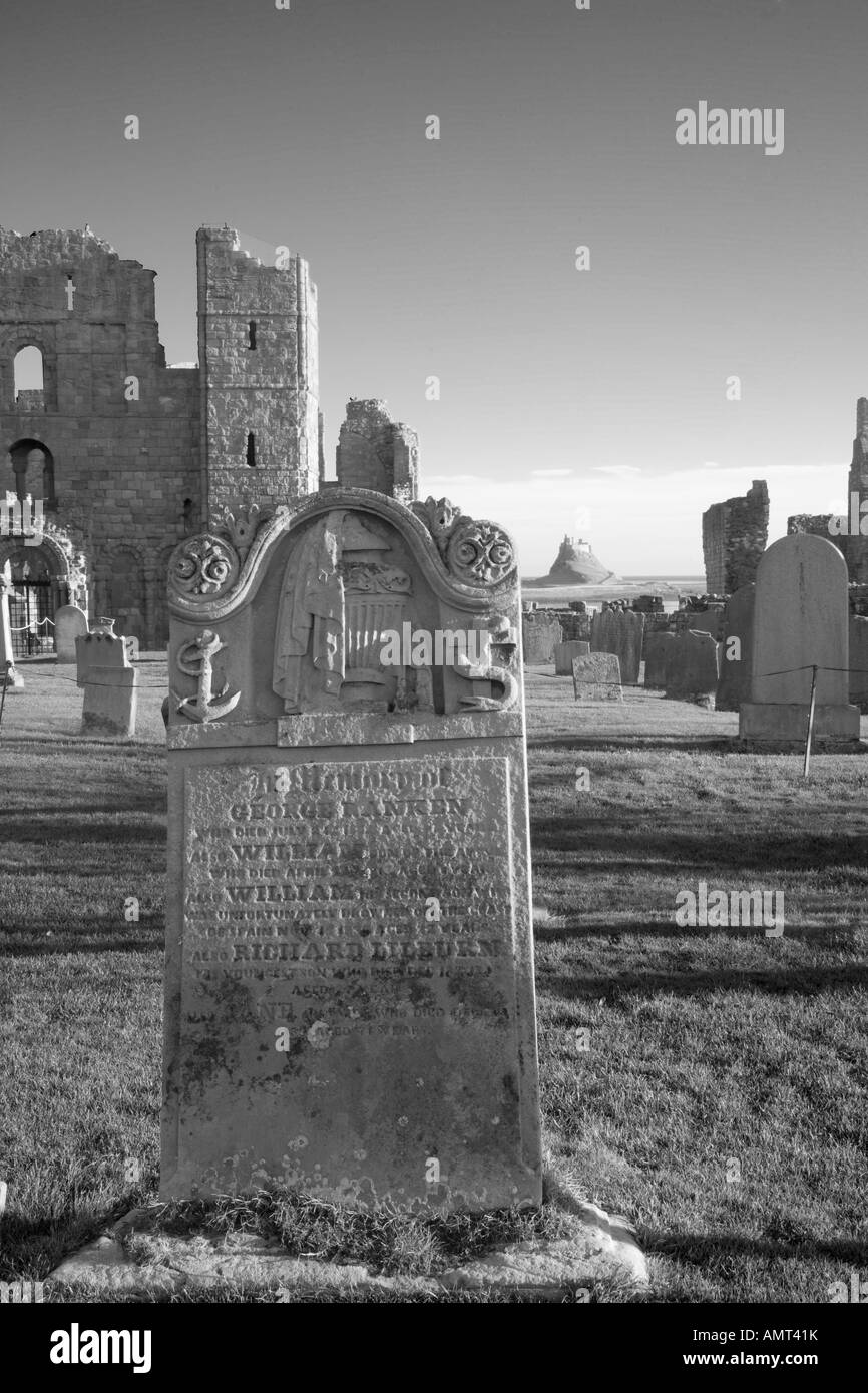 Der alte Friedhof und Grabsteine auf der heiligen Insel von Lindisfarne Northumberland, Großbritannien Stockfoto