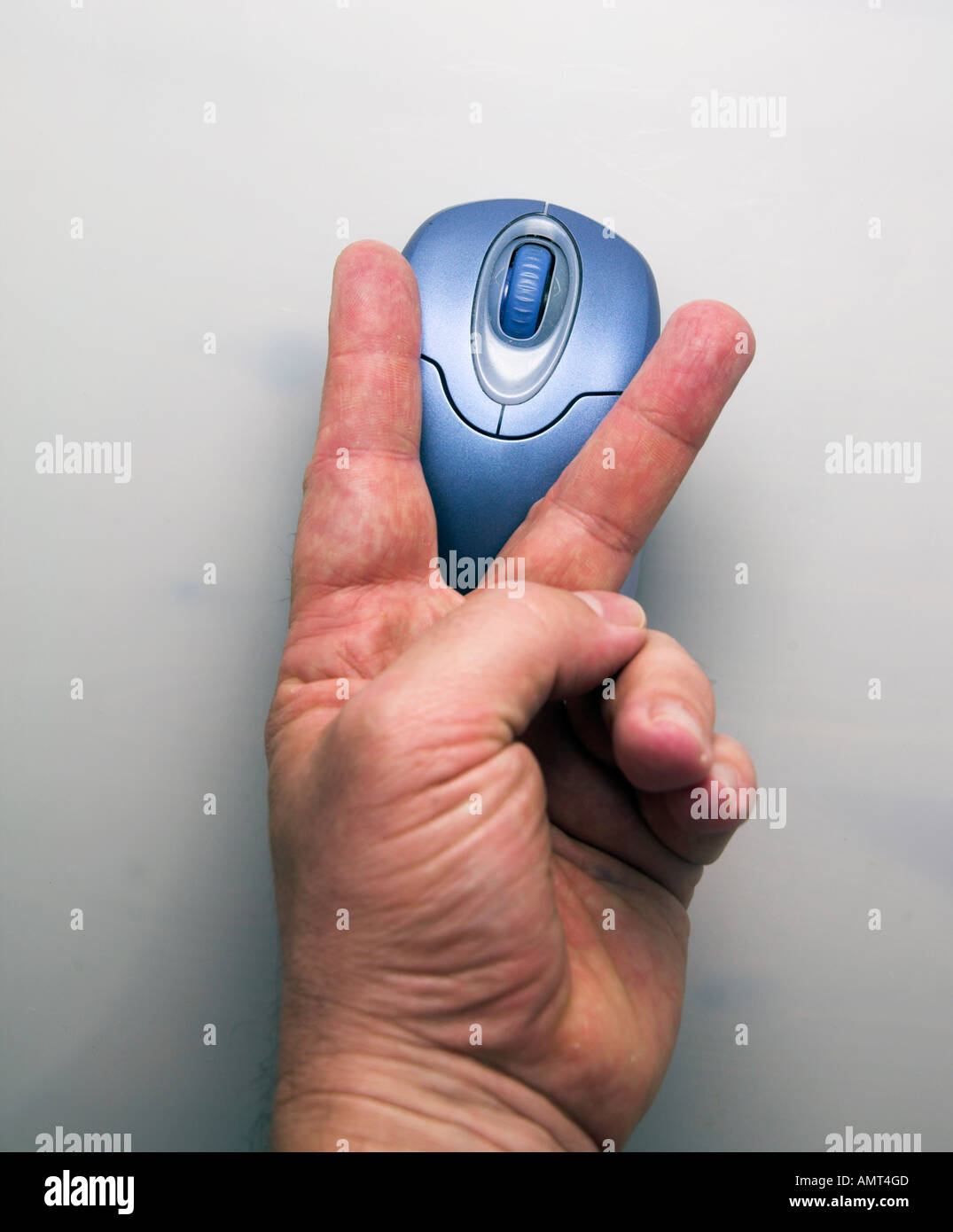 Hand mit V-Zeichen vor einer Maus Stockfoto