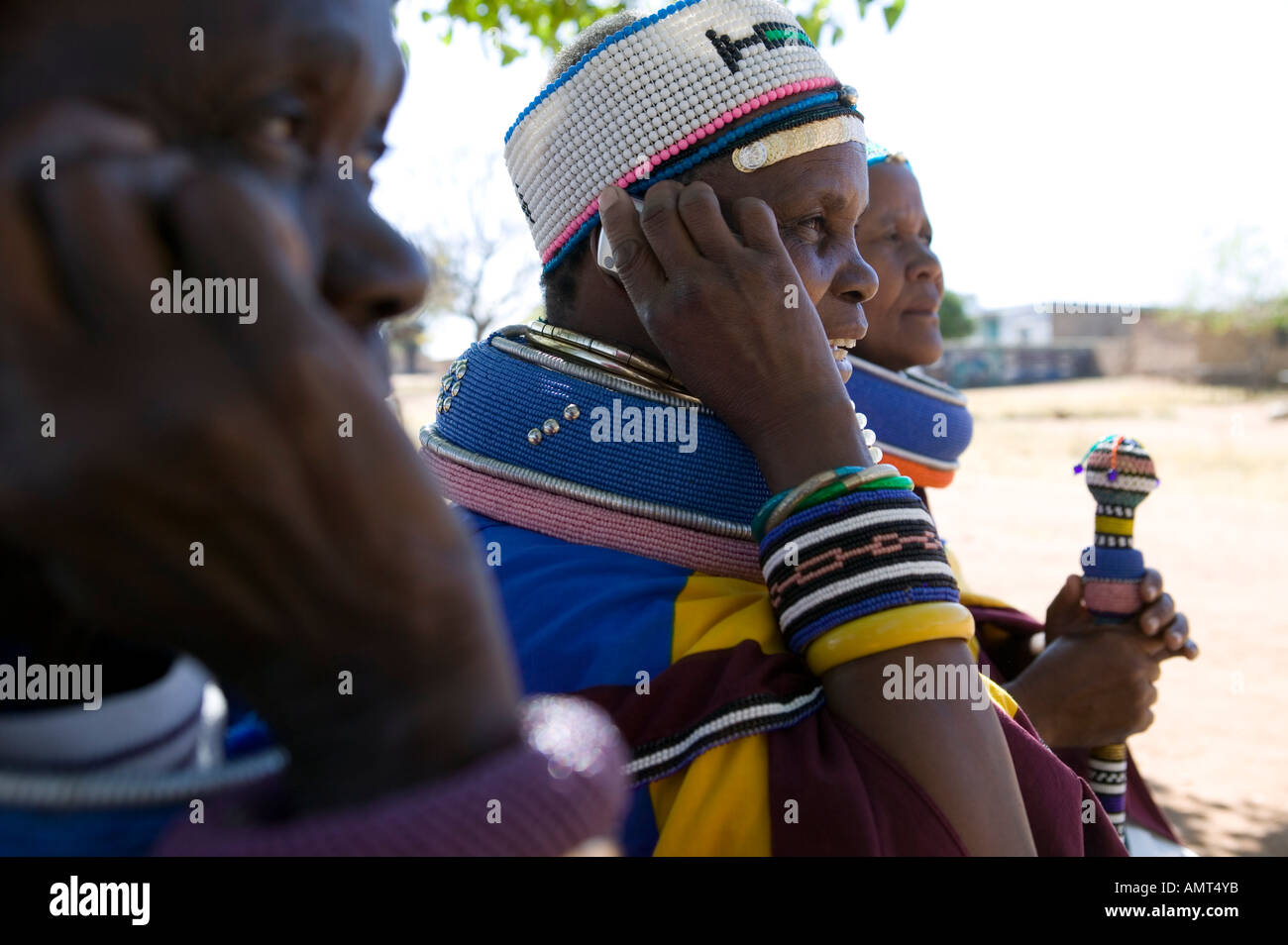 Ndebele Damen, Mabhoko Cultural Village, North Western Province, Südafrika. Stockfoto