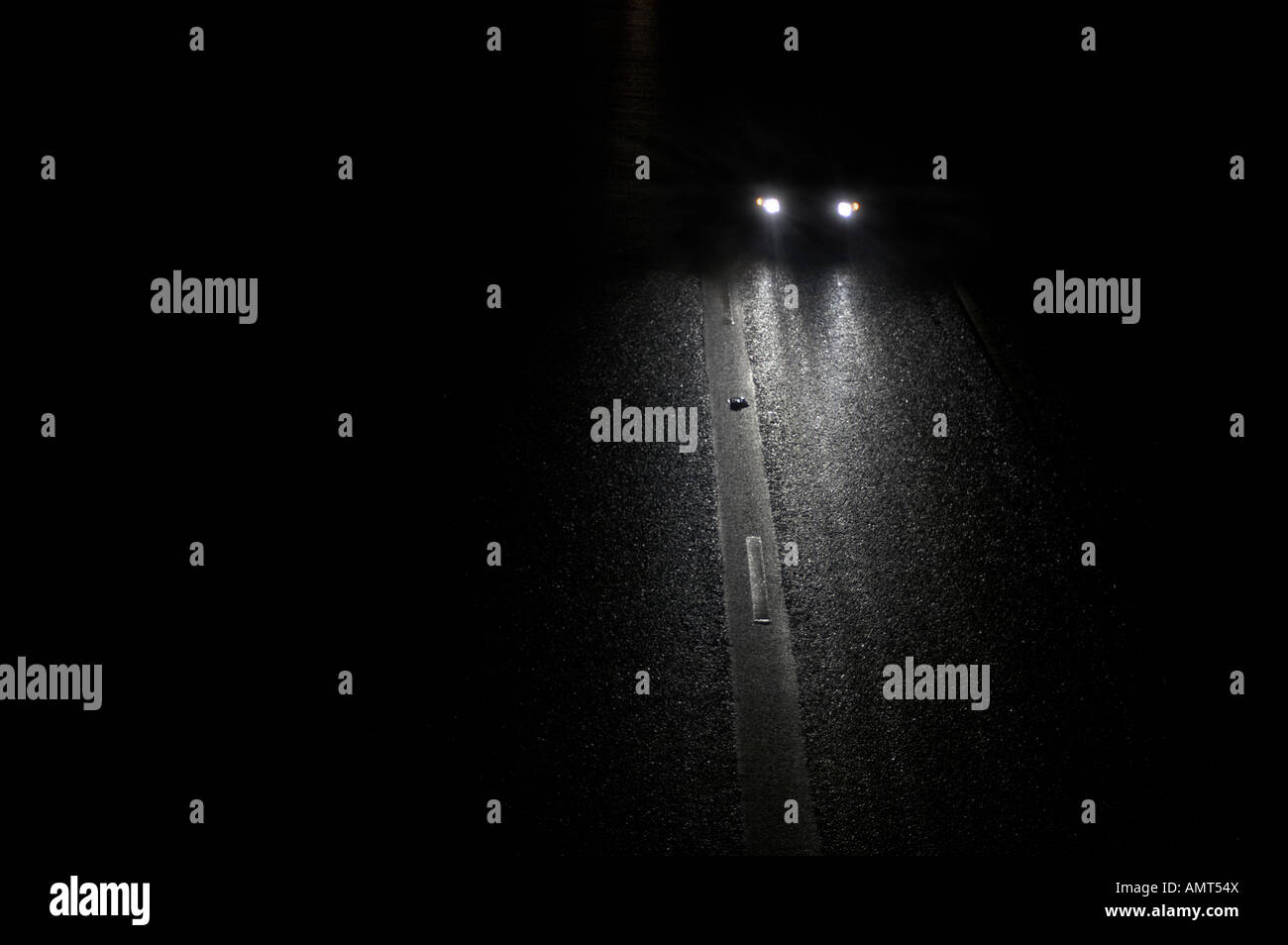 Auto fahren in der Nacht mit Scheinwerfern auf Stockfoto