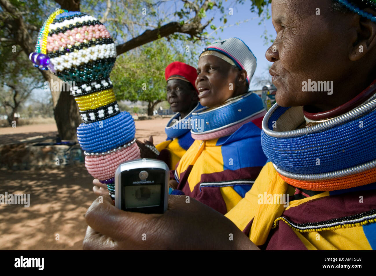 Ndebele Damen, Mabhoko Cultural Village, North Western Province, Südafrika. Stockfoto