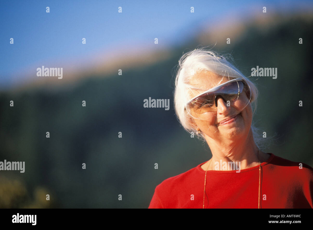 Kalifornien, ältere Frau mit Sonnenbrille, direkten Blick Stockfoto
