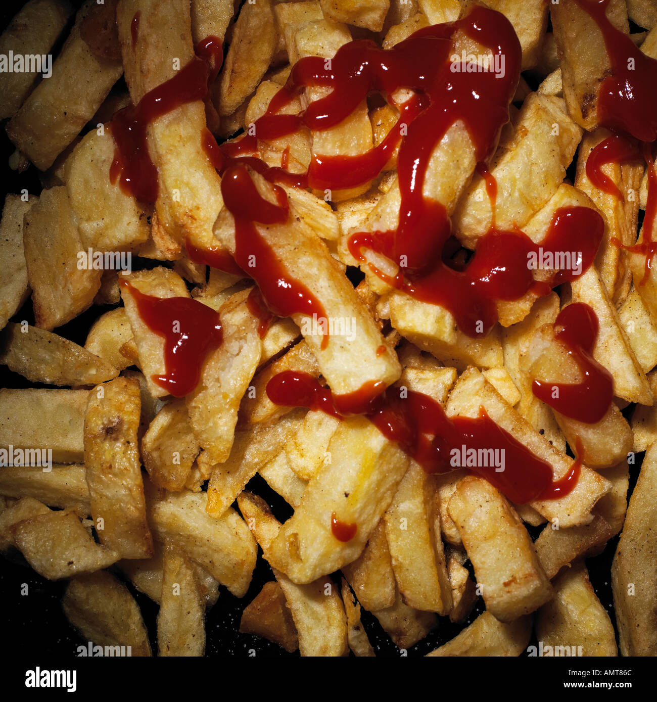 Platte von Chips in Salz und Tomaten Ketchup bedeckt Stockfoto