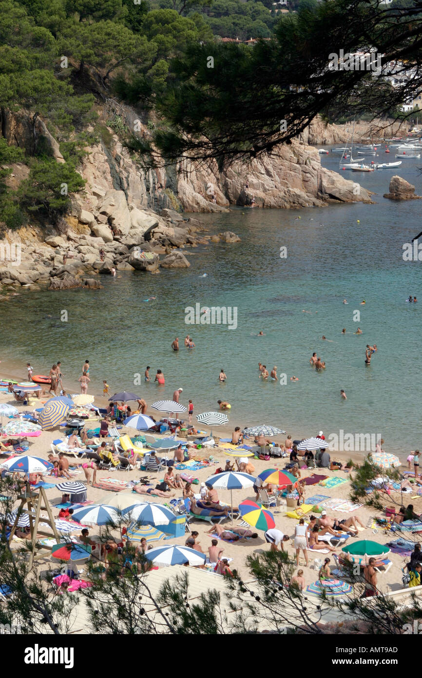 Aigua Blava Strand auf dem Höhepunkt des Sommers an der Costa Brava, Spanien Stockfoto