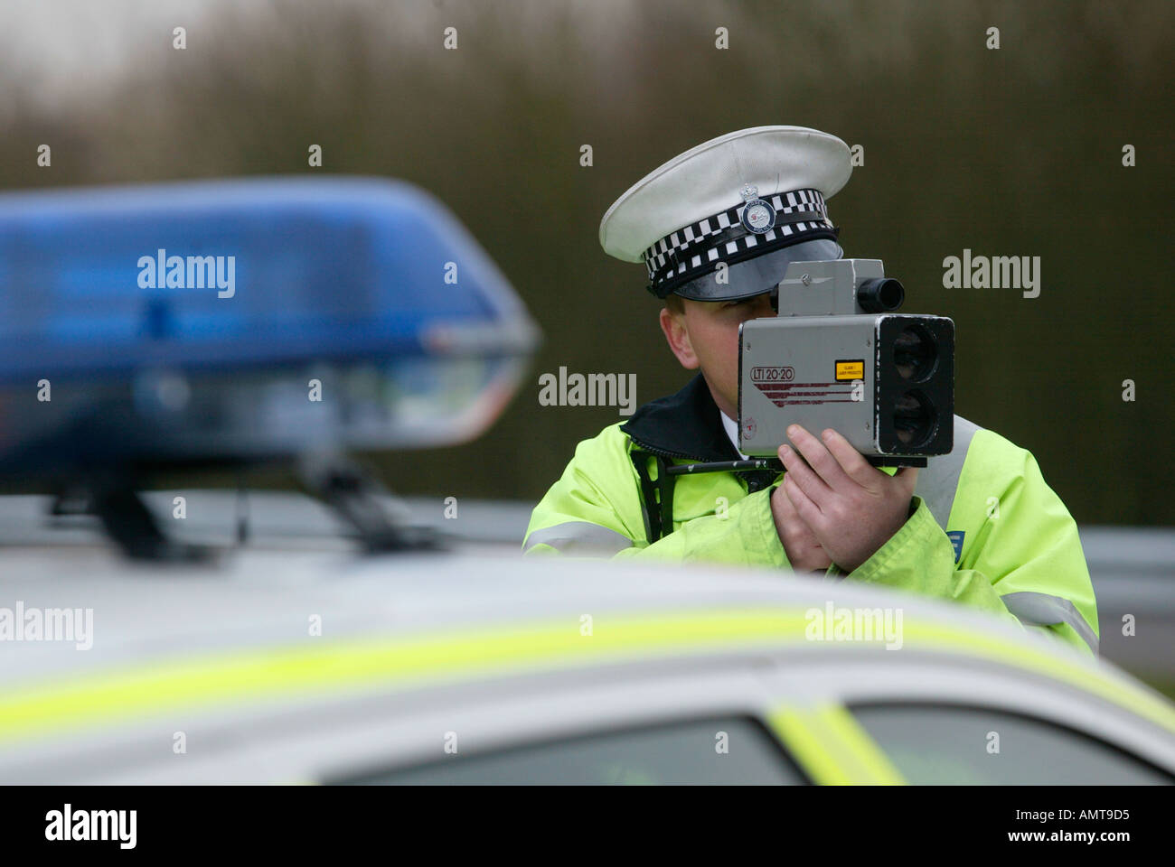 Britische Verkehr Polizisten überwacht die Geschwindigkeit des Straßenverkehrs mit einem Radar gun Stockfoto