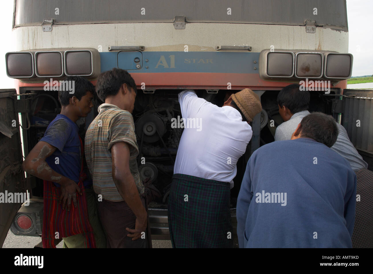 Myanmar Burma Hauptstraße Yangon-Mandalay öffentlichen Bus auf der Straße Seite Ansicht Wof Fahrer Tauchen in Motor im Versuch, aufgeschlüsselt Stockfoto