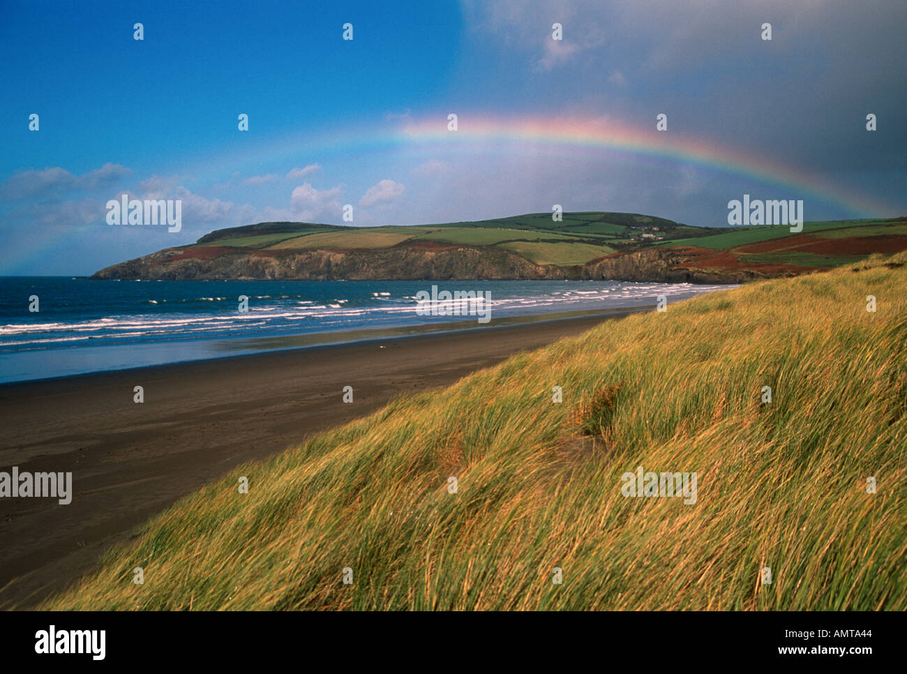 Regenbogen über Cyfrwy von Newport Sands von Pembrokeshire Wales gesehen Stockfoto