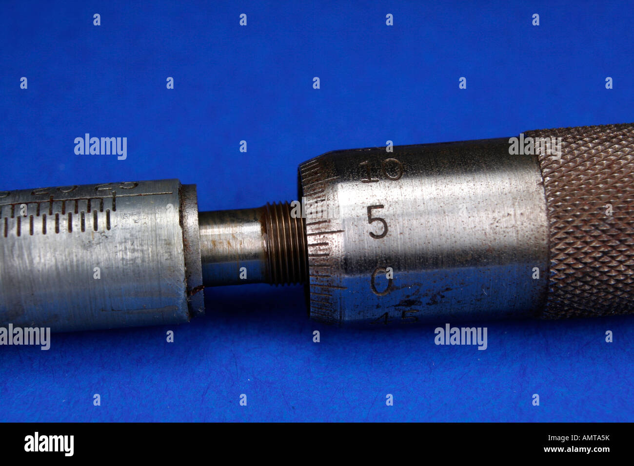 Mikrometer Fingerhut abgeschraubt, Präzision Fäden zeigen Stockfoto