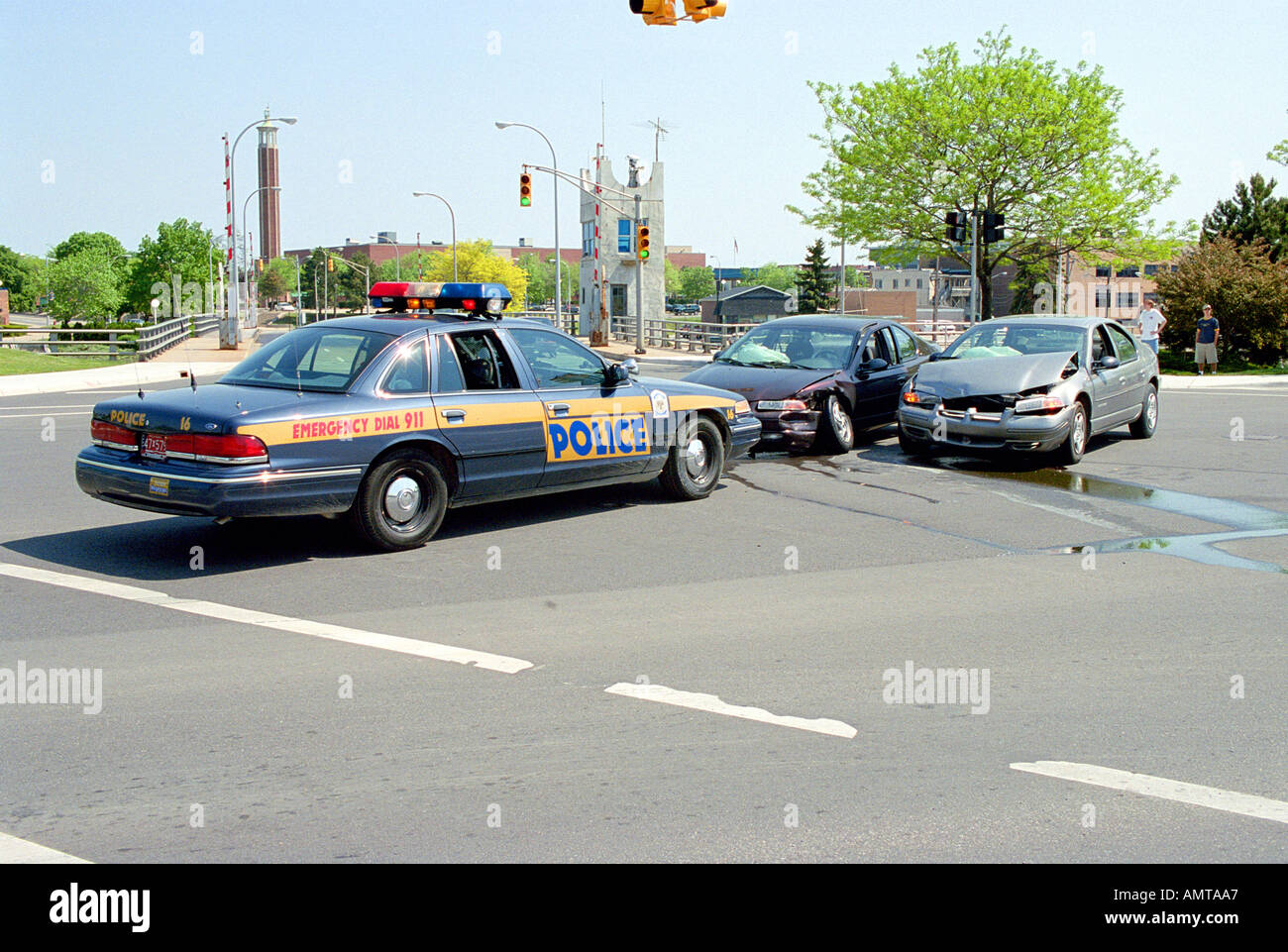 Autounfall, wo niemand verletzt, und sichtbare Airbag Bereitstellung Auto Unfall auto Stockfoto