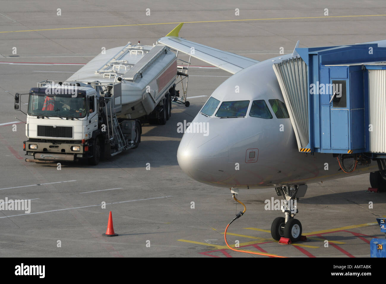 Flugzeug Betankung am Boden am Flughafen mit Kraftstoff Lkw. Luftfahrt und Luftverkehr. Proprietäre Details und Marken gelöscht. Stockfoto