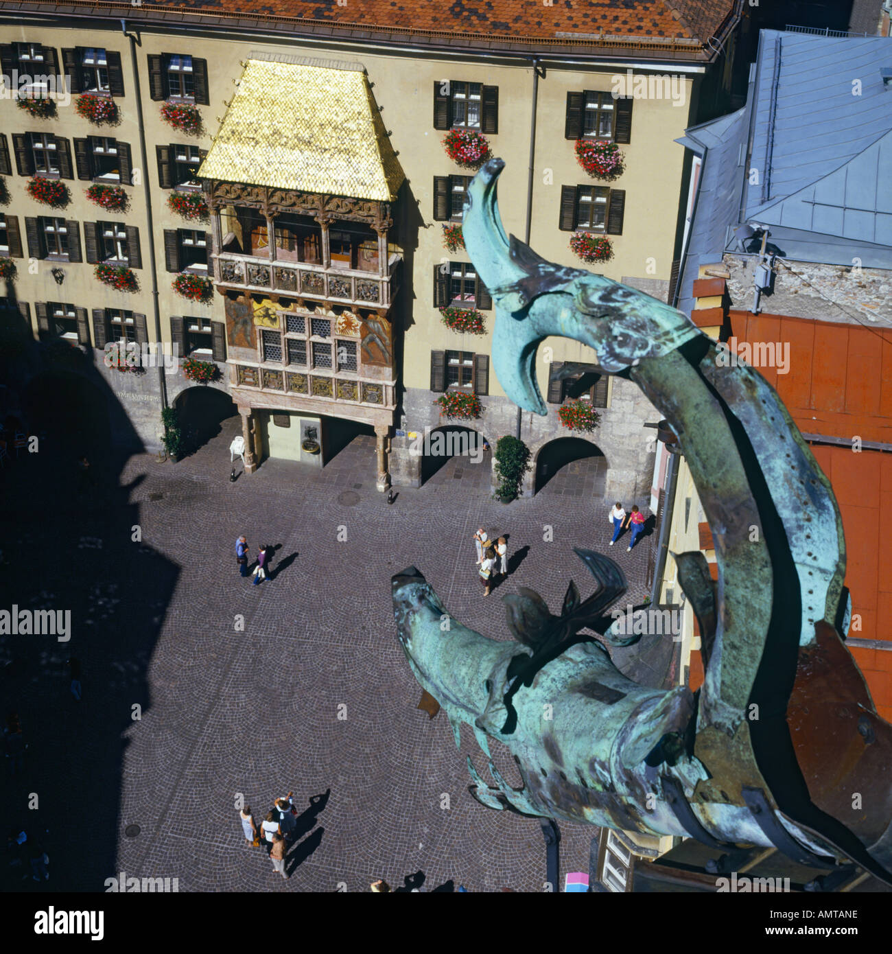 Die atemberaubende Goldene Dachl Dach glänzen in der Sonne Stadtturn bei Innsbruck Tirol Austria entnommen aus der Vogelperspektive Stockfoto