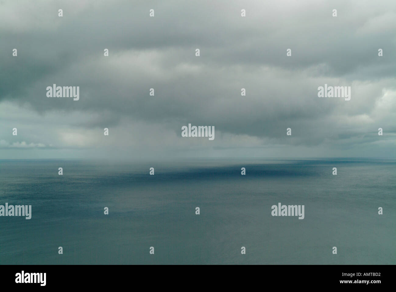 Regenwolken über dem Ozean Stockfoto