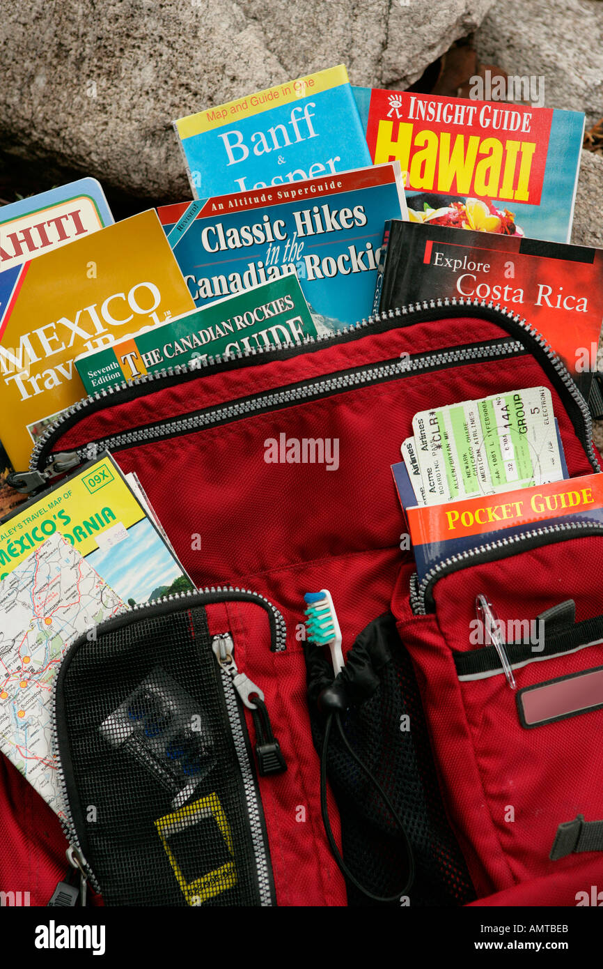 Ein Wanderer s Rucksack voller Bücher Reiseführer und Karten Stockfoto