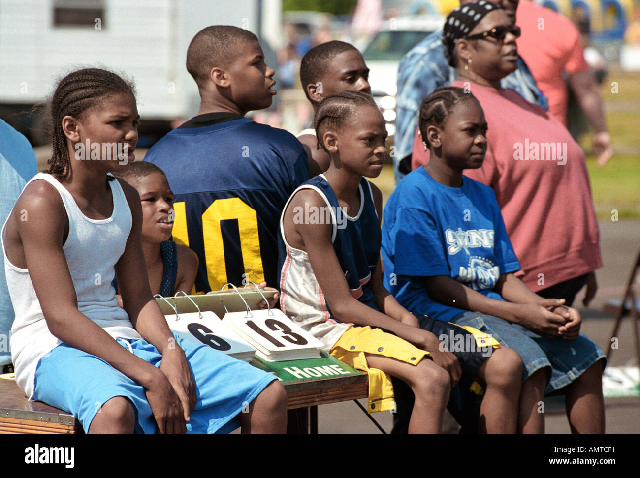 Gruppe von schwarzen Teenager beobachten Sie die Action in einem 3 auf 3 Basketball-Spiel Stockfoto