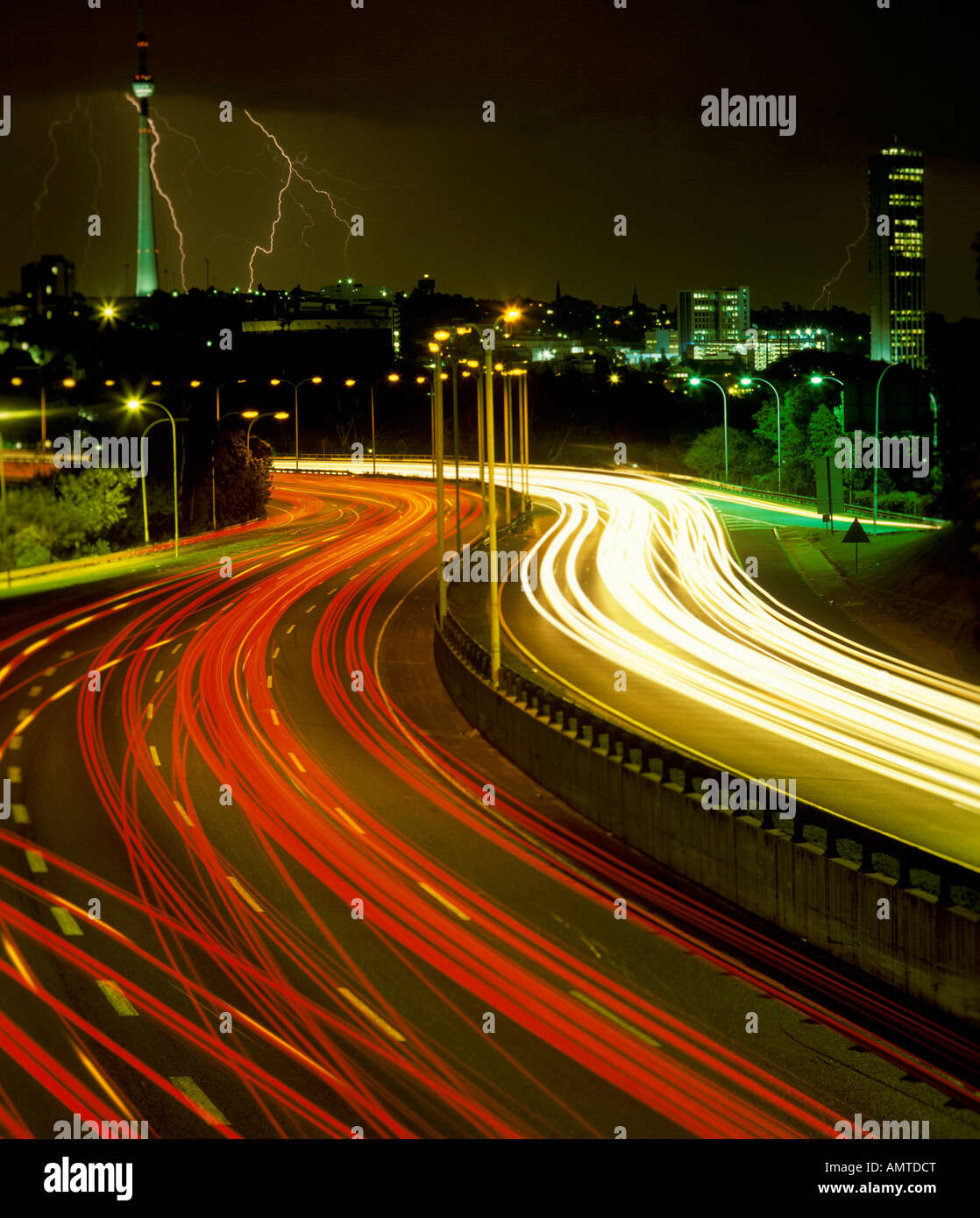 M2 motor Weg in Johannesburg mit Brixton Turm bei Nacht Stockfoto