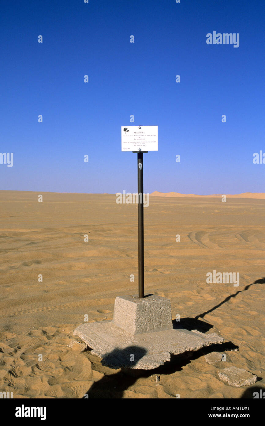 Stele zur Erinnerung an Manuel Rumi in der Wüste Stockfoto